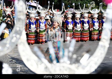 Leishan, provincia cinese di Guizhou. 19 Nov 2020. La gente del gruppo etnico Miao partecipa alle celebrazioni per il nuovo anno di Miao nella Contea di Leishan di Qiandongnan Miao e nella Prefettura Autonoma di Dong, nella provincia di Guizhou, nella Cina sudoccidentale, il 19 novembre 2020. La gente del gruppo etnico Miao ha preso parte a varie attività per celebrare il loro festival tradizionale di capodanno. Credit: Yang Wenbin/Xinhua/Alamy Live News Foto Stock