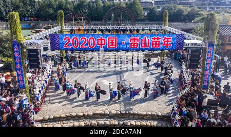 Leishan, provincia cinese di Guizhou. 19 Nov 2020. In questa foto aerea, la gente del gruppo etnico Miao partecipa alle celebrazioni del nuovo anno di Miao nella contea di Leishan di Qiandongnan Miao e nella prefettura autonoma di Dong, nella provincia sudoccidentale di Guizhou, il 19 novembre 2020. La gente del gruppo etnico Miao ha preso parte a varie attività per celebrare il loro festival tradizionale di capodanno. Credit: Tao Liang/Xinhua/Alamy Live News Foto Stock