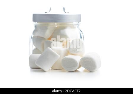 Caramelle dolci bianche in vaso isolato su sfondo bianco. Foto Stock
