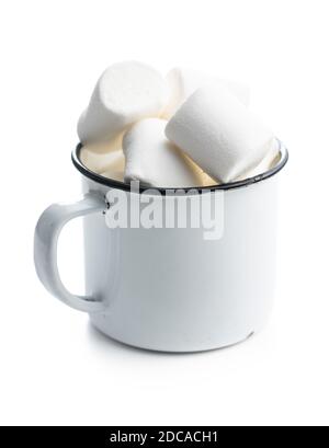 Caramelle dolci bianche in tazza isolate su sfondo bianco. Foto Stock