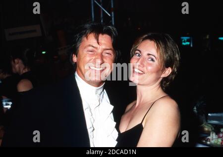Schauspieler Herbert Herrmann mit Ehefrau Karin beim UFA Filmball in Neuss, Deutschland 1998. Foto Stock