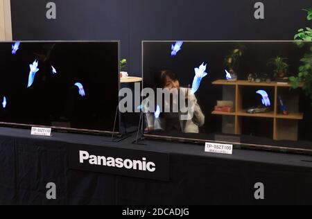 Kadoma, Giappone. 20 Nov 2020. Il gigante giapponese dell'elettronica Panasonic presenta un pannello OLED (Organic Light Emitting Diode) trasparente da 55 pollici presso il laboratorio dell'azienda nella città di Kadoma a Osaka venerdì 20 novembre 2020. Panasonic metterà sul mercato due modelli il mese prossimo, uno è un modello trasparente e un altro è un modello dimmerabile con unità di regolazione che può visualizzare immagini chiare e ad alto contrasto. Credit: Yoshio Tsunoda/AFLO/Alamy Live News Foto Stock