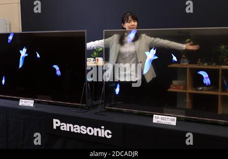 Kadoma, Giappone. 20 Nov 2020. Il gigante giapponese dell'elettronica Panasonic presenta un pannello OLED (Organic Light Emitting Diode) trasparente da 55 pollici presso il laboratorio dell'azienda nella città di Kadoma a Osaka venerdì 20 novembre 2020. Panasonic metterà sul mercato due modelli il mese prossimo, uno è un modello trasparente e un altro è un modello dimmerabile con unità di regolazione che può visualizzare immagini chiare e ad alto contrasto. Credit: Yoshio Tsunoda/AFLO/Alamy Live News Foto Stock