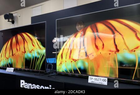 Kadoma, Giappone. 20 Nov 2020. Il gigante giapponese dell'elettronica Panasonic presenta un pannello OLED (Organic Light Emitting Diode) trasparente da 55 pollici presso il laboratorio dell'azienda nella città di Kadoma a Osaka venerdì 20 novembre 2020. Panasonic metterà sul mercato due modelli il mese prossimo, uno è un modello trasparente e un altro è un modello dimmerabile con unità di regolazione che può visualizzare immagini chiare e ad alto contrasto. Credit: Yoshio Tsunoda/AFLO/Alamy Live News Foto Stock