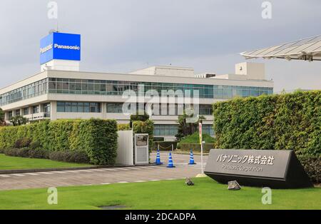 Kadoma, Giappone. 20 Nov 2020. Questa foto mostra giapponese elettronica gigante Panasonic sede centrale nella città di Kadoma a Osaka Venerdì, 20 novembre 2020. Panasonic ha presentato un pannello OLED (Organic Light Emitting Diode) trasparente da 55 pollici presso il laboratorio aziendale di Kadoma. Credit: Yoshio Tsunoda/AFLO/Alamy Live News Foto Stock