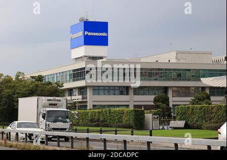 Kadoma, Giappone. 20 Nov 2020. Questa foto mostra giapponese elettronica gigante Panasonic sede centrale nella città di Kadoma a Osaka Venerdì, 20 novembre 2020. Panasonic ha presentato un pannello OLED (Organic Light Emitting Diode) trasparente da 55 pollici presso il laboratorio aziendale di Kadoma. Credit: Yoshio Tsunoda/AFLO/Alamy Live News Foto Stock