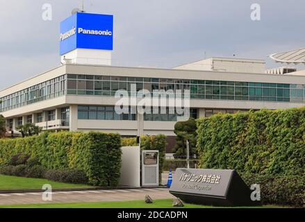 Kadoma, Giappone. 20 Nov 2020. Questa foto mostra giapponese elettronica gigante Panasonic sede centrale nella città di Kadoma a Osaka Venerdì, 20 novembre 2020. Panasonic ha presentato un pannello OLED (Organic Light Emitting Diode) trasparente da 55 pollici presso il laboratorio aziendale di Kadoma. Credit: Yoshio Tsunoda/AFLO/Alamy Live News Foto Stock