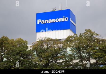 Kadoma, Giappone. 20 Nov 2020. Questa foto mostra giapponese elettronica gigante Panasonic sede centrale nella città di Kadoma a Osaka Venerdì, 20 novembre 2020. Panasonic ha presentato un pannello OLED (Organic Light Emitting Diode) trasparente da 55 pollici presso il laboratorio aziendale di Kadoma. Credit: Yoshio Tsunoda/AFLO/Alamy Live News Foto Stock