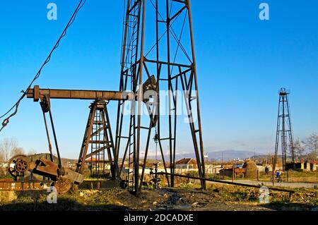 Campo petrolifero vicino a Fier, Albania meridionale Foto Stock