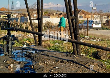 Campo petrolifero vicino a Fier, Albania meridionale Foto Stock