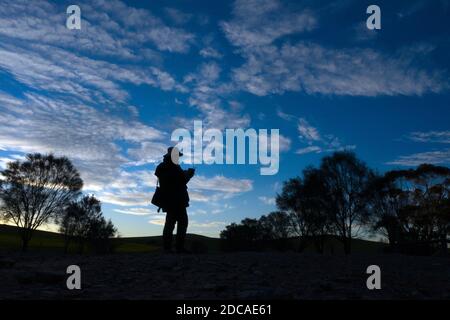 Pensionati che volano un drone che adotta nuove tecnologie Foto Stock
