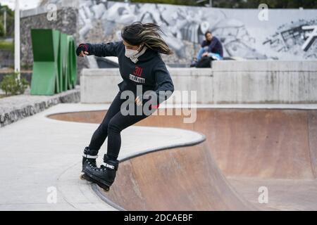 Città del Messico, Messico. 18 Nov 2020. Una donna che indossa una maschera a rotelle a Città del Messico, Messico, il 18 novembre 2020. Credit: Luis Licona/Xinhua/Alamy Live News Foto Stock