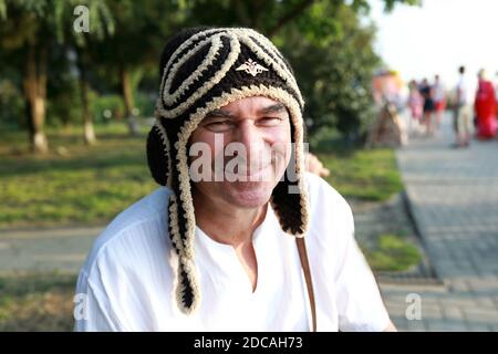 Ritratto di uomo anziano in cappello a maglia Foto Stock