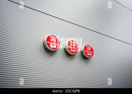 Sprinkler antincendio sulle pareti del locale industriale Foto Stock