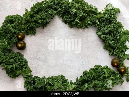 Cornice di kale foglia di sfondo alimentare come un sano concetto di mangiare fresco giardino produrre organicamente cresciuto. Copia spazio. Foto Stock
