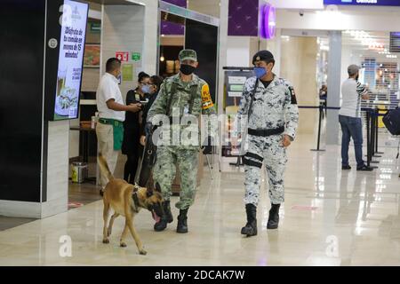 Non esclusivo: CANCUN, MESSICO - NOVEMBRE 19: Un militare durante una guardia per i passeggeri seguire le regole del covid-19 all'aeroporto internazionale di Cancun a Novem Foto Stock