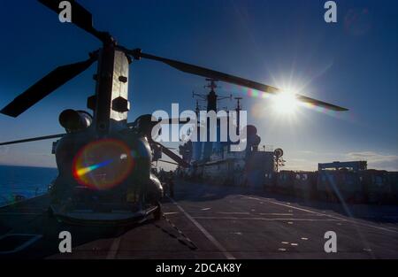 Un Boeing Chinook di 18 Squadron RAF sul volo Ponte di HMS Invincible Foto Stock