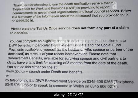 Department for Work & Pensions (DWP) ci dicono una volta il servizio, lettera. Servizio di notifica dei decessi. Verifica dell'idoneità per ottenere i vantaggi Foto Stock