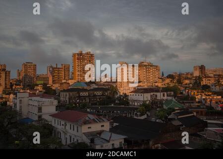 Paesaggio aereo del quartiere centrale della città di Maputo, Mozambico durante il tramonto Foto Stock
