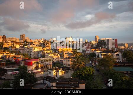 Paesaggio aereo del quartiere centrale della città di Maputo, Mozambico durante il tramonto Foto Stock