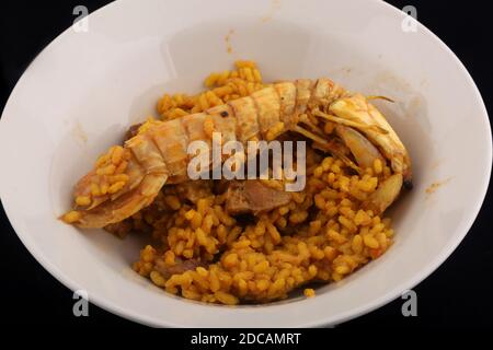 riso di pesce con gamberi calamari e cozze tipiche della spagna Foto Stock