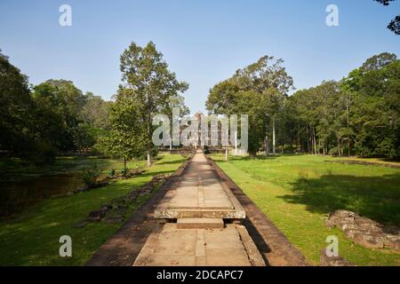 Baphuon è un bellissimo tempio-montagna del XI secolo con ripide scale conduce i visitatori ad una terrazza che offre uno dei Le migliori vedute dell'Angkor Foto Stock