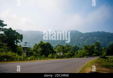 Autostrada nazionale a Kaziranga, Golaghat, Assam Foto Stock