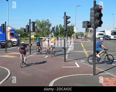 Londra, Regno Unito. L'incrocio di Lea Bridge Road e Orient Way, ristrutturato di recente, comprende piste ciclabili segregate, parte del piano delle foreste di Waltham Mini-Holland Foto Stock