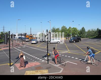 Londra, Regno Unito. L'incrocio di Lea Bridge Road e Orient Way, ristrutturato di recente, comprende piste ciclabili segregate, parte del piano delle foreste di Waltham Mini-Holland Foto Stock