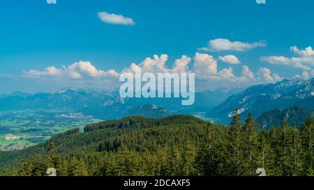 Germania, Allgaeu, Vista dalla montagna alpspitz sopra Forgensee, hopfensee e weissensee laghi vicino al panorama delle alpi e tegelberg Foto Stock