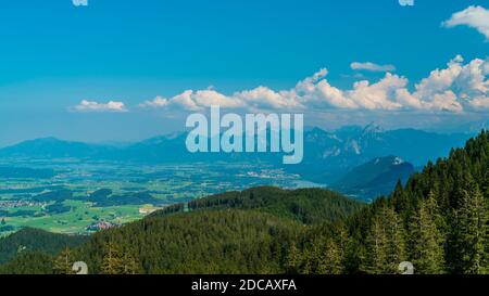 Germania, Allgaeu, Vista dalla montagna alpspitz sopra i laghi di Forgensee, hopfensee e weissensee vicino al panorama delle alpi Foto Stock