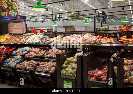 Patate fresche scavate non pelate in casse di plastica nella garde.  Raccolta di patate Foto stock - Alamy