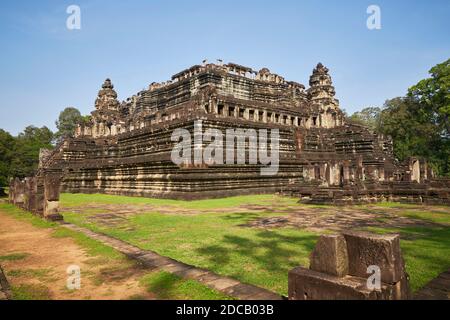 Baphuon è un bellissimo tempio-montagna del XI secolo con ripide scale conduce i visitatori ad una terrazza che offre uno dei Le migliori vedute dell'Angkor Foto Stock