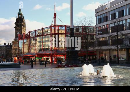 Sheffield centro città con il municipio dietro un riflesso di nuovo blocco ufficio riflesso nelle finestre dei negozi Foto Stock