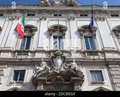 ROMA, RM, Italia - 17 agosto 2020: Facciata del Palazzo chiamato PALAZZO CHIGI sede del governo Foto Stock