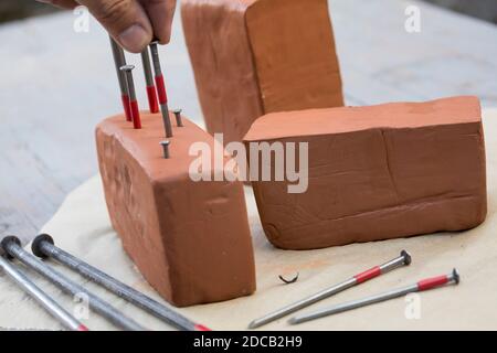 La scatola delle api è fatta di blocco di argilla, con diversi chiodi ar fori di diverse dimensioni, foto di serie 7/13, Germania Foto Stock