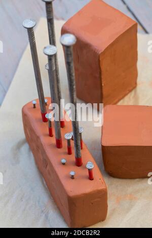 La scatola delle api è fatta di blocco di argilla, con diversi chiodi ar fori di diverse dimensioni, foto di serie 9/13, Germania Foto Stock