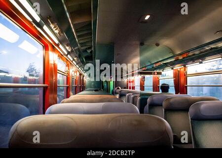 Una foto che guarda giù la carrozza del treno che viaggia lungo la costa meridionale della Francia. Questo scatto è stato girato vicino a Nizza. Foto Stock