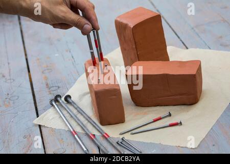 La scatola delle api è fatta di blocco di argilla, con diversi chiodi ar fori di diverse dimensioni, foto di serie 5/13, Germania Foto Stock