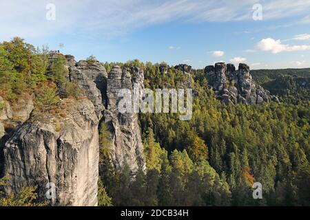 Formazione di pietra arenaria Bastei con Wehltuerme e Gansfelsen, Germania, Sassonia, Parco Nazionale della Svizzera sassone, Rathen Foto Stock