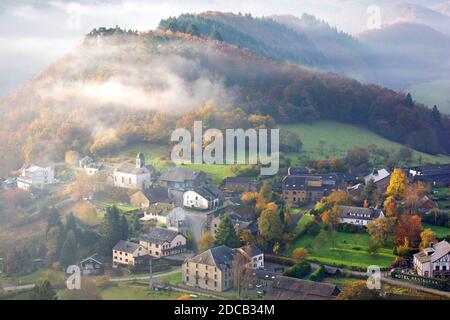 Villaggio nella valle di Semois, Belgio, Semois Foto Stock