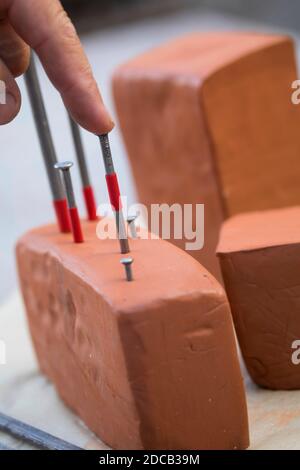 La scatola delle api è fatta di blocco di argilla, con diversi chiodi ar fori di diverse dimensioni, foto di serie 8/13, Germania Foto Stock