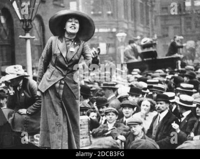 SYLVIA PANKHURST (1882-1960) sostenitore di suffragette inglese circa 1912 Foto Stock