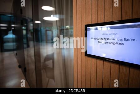 Stoccarda, Germania. 20 Nov 2020. ''Investigation Committee Baden-Wuerttemberg House'' è scritto sul pannello illuminato all'ingresso dell'Anna-Blos-Saal, dove il comitato investigativo si occupa dei costi del padiglione dell'Expo di proprietà statale in occasione della prevista esposizione mondiale a Dubai 2021. Credit: Christoph Schmidt/dpa/Alamy Live News Foto Stock