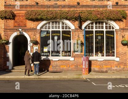 La taverna Old Coffee, Old Square, Warwick, Warwickshire, Inghilterra, Regno Unito Foto Stock