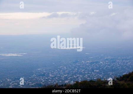 Paesaggio della valle di Alazani e vista a Kakheti, Georgia al tramonto Foto Stock