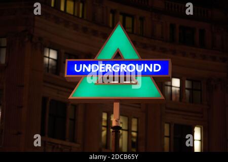 Londra, Regno Unito. 19 novembre 2020: Uno dei quattro simboli dei pulsanti illuminati di PlayStation installati presso le stazioni della metropolitana di Oxford Circus in un accordo tra Sony e Transport for London per promuovere il nuovo lancio della PS5 nel Regno Unito Foto Stock