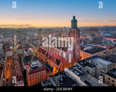 Wroclaw, Polonia. Vista aerea della chiesa di Santa Elisabetta all'alba Foto Stock