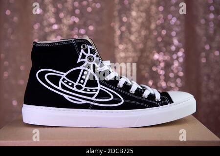 Sneaker Vivienne Westwood Vegan Plimsoll con logo Orb. Foto Stock