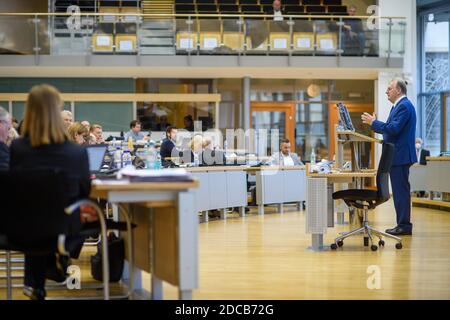 20 novembre 2020, Sassonia-Anhalt, Magdeburgo: Reiner Haseloff (r., CDU), primo ministro dello Stato di Sassonia-Anhalt, si rivolge ai membri del parlamento nella sala plenaria. I deputati al Parlamento europeo discutono delle misure adottate dalle autorità di sicurezza contro le dimostrazioni di "pensatori laterali" e di altri oppositori della politica della corona, nonché degli aiuti economici alle imprese colpite da restrizioni della corona. Foto: Klaus-Dietmar Gabbert/dpa-Zentralbild/dpa Foto Stock